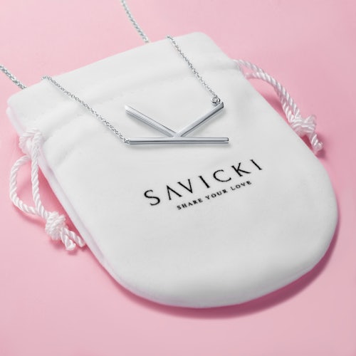Naszyjnik celebrytka litera K Savicki: srebrny, biały szafir